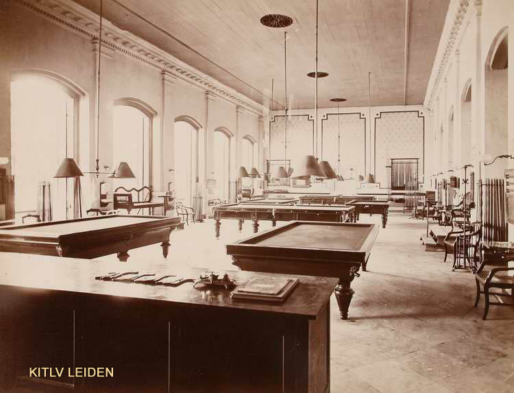 Biljartzaal van sociëteit De Harmonie te Batavia Copyright voor informatie: Koninklijk Instituut voor taal-, land- en volkenkunde (KITLV)