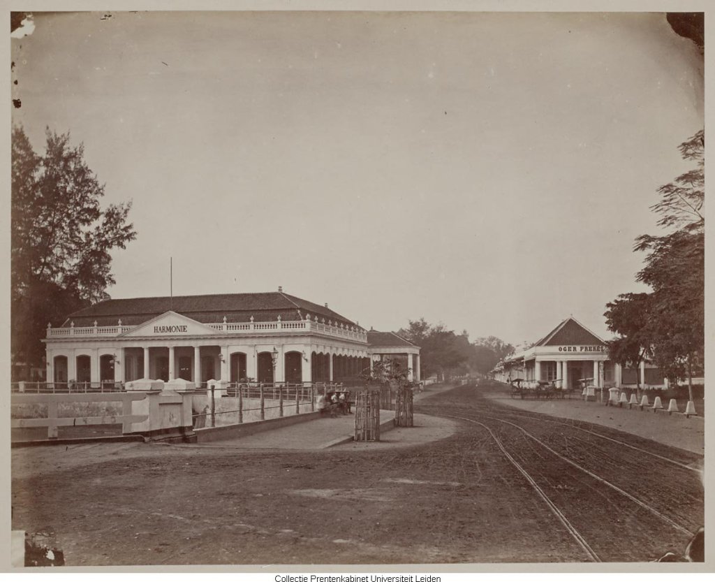 Rijswijksplein met societeit "de Harmonie"Weltevreden/Kruispunt Rijswijk en Tanah Abang, Batavia Copyright voor informatie: Prentenkabinet Leiden