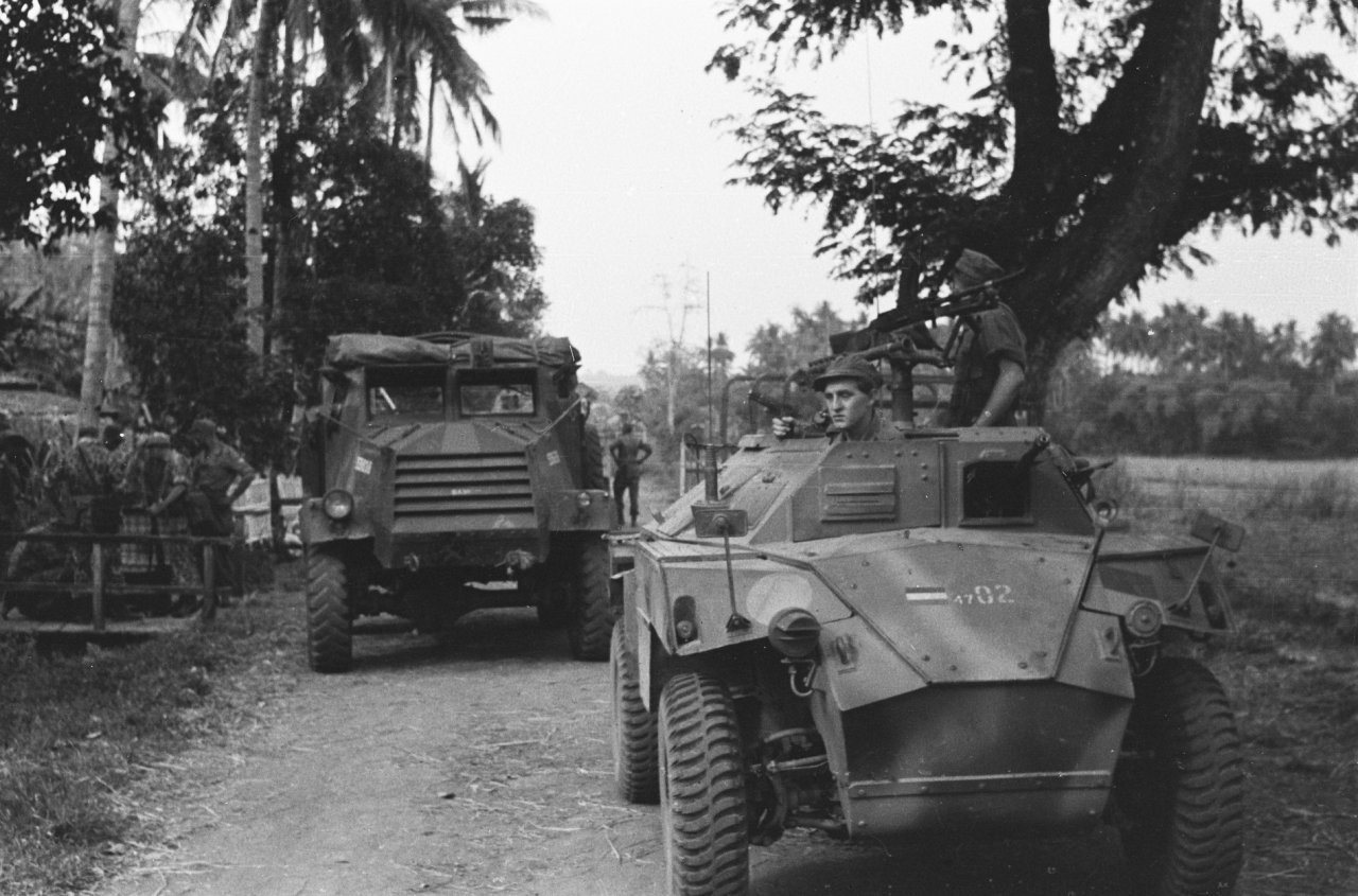 Pantserwagen in action in Weleri