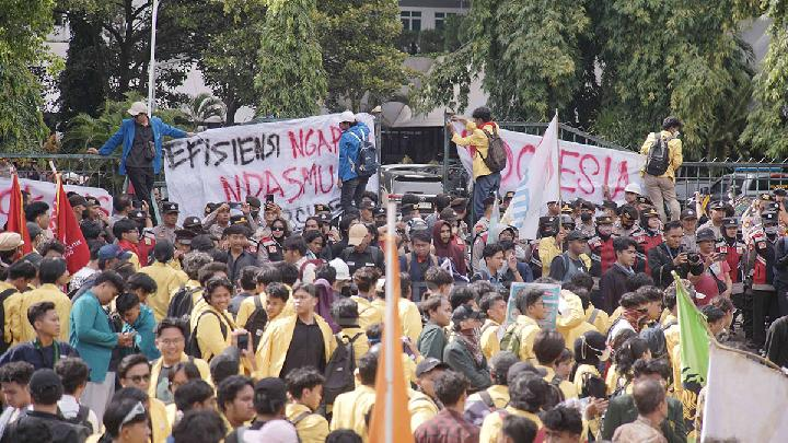 Economic Outlook: Budget Cuts Spark Negative Reactions Across&nbsp;Indonesia