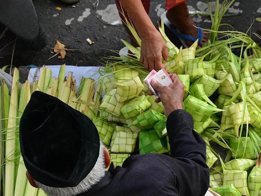 Buying and selling ketupat casings. (Suara Merdeka/Nugroho DS)