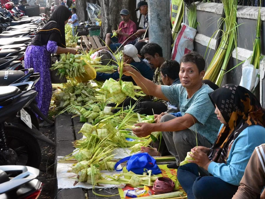 Ketupat casing sellers at Peterongan market. (Suara Merdeka/Nugroho DS)
