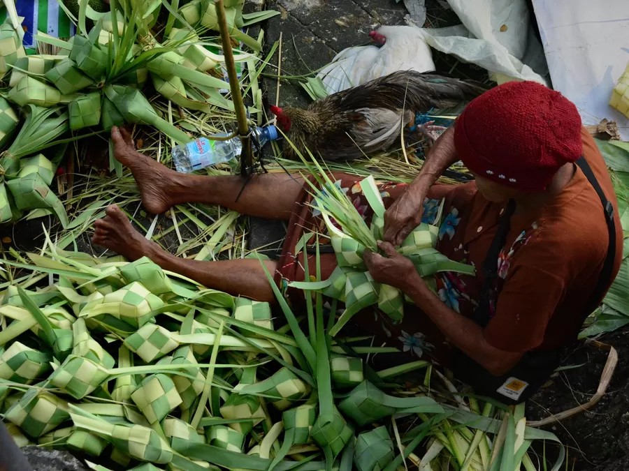 A trader weaves ketupat casings. (Suara Merdeka/Nugroho DS)