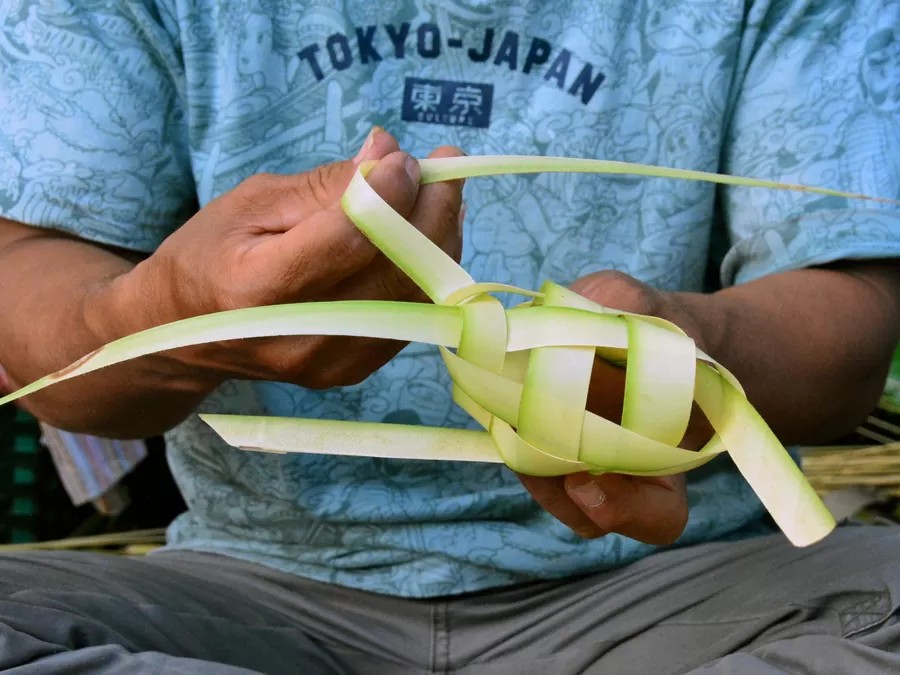 A trader prepares ketupat casings. (Suara Merdeka/Nugroho DS)