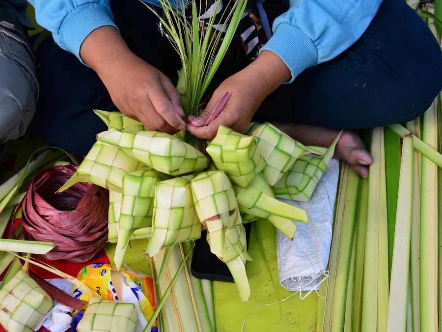 Ketupat casings are tied together and readied for sale. (Suara Merdeka/Nugroho DS)