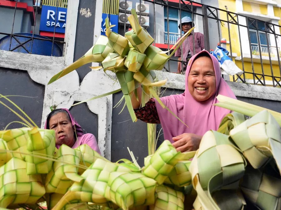 A seller offers ketupat casings for sale. (Suara Merdeka/Nugroho DS)