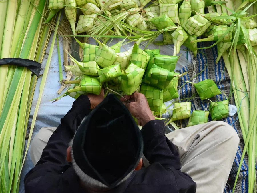 The price of ketupat casings ranges from Rp 10,000 to Rp 15,000 per bundle. (Suara Merdeka/Nugroho DS)