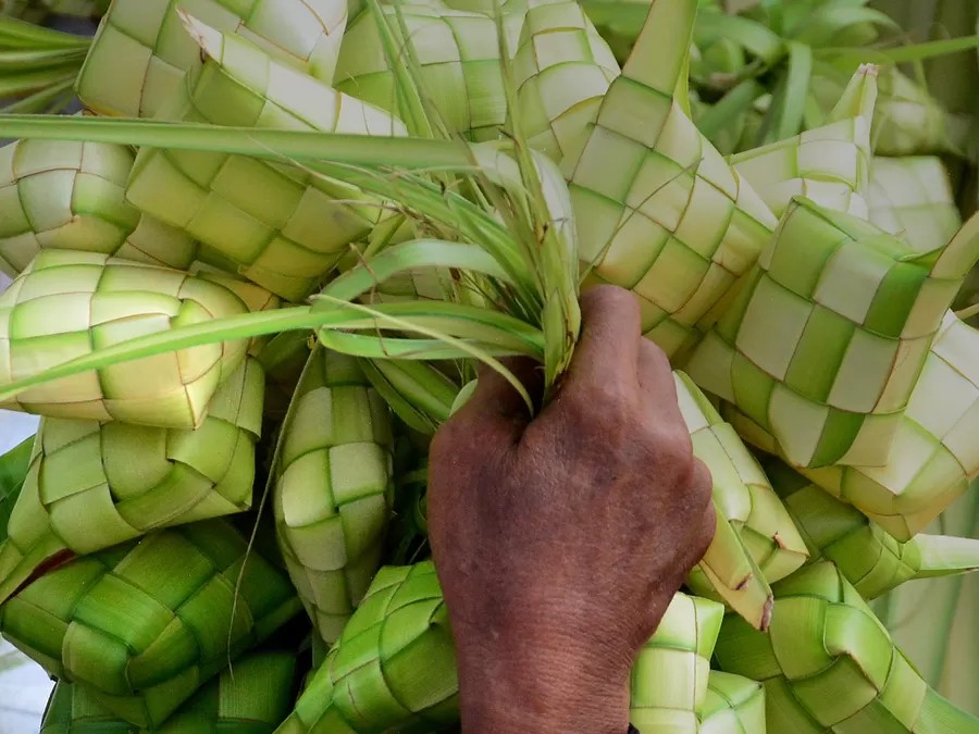 A bundle of ketupat casings ready for sale. (Suara Merdeka/Nugroho DS)