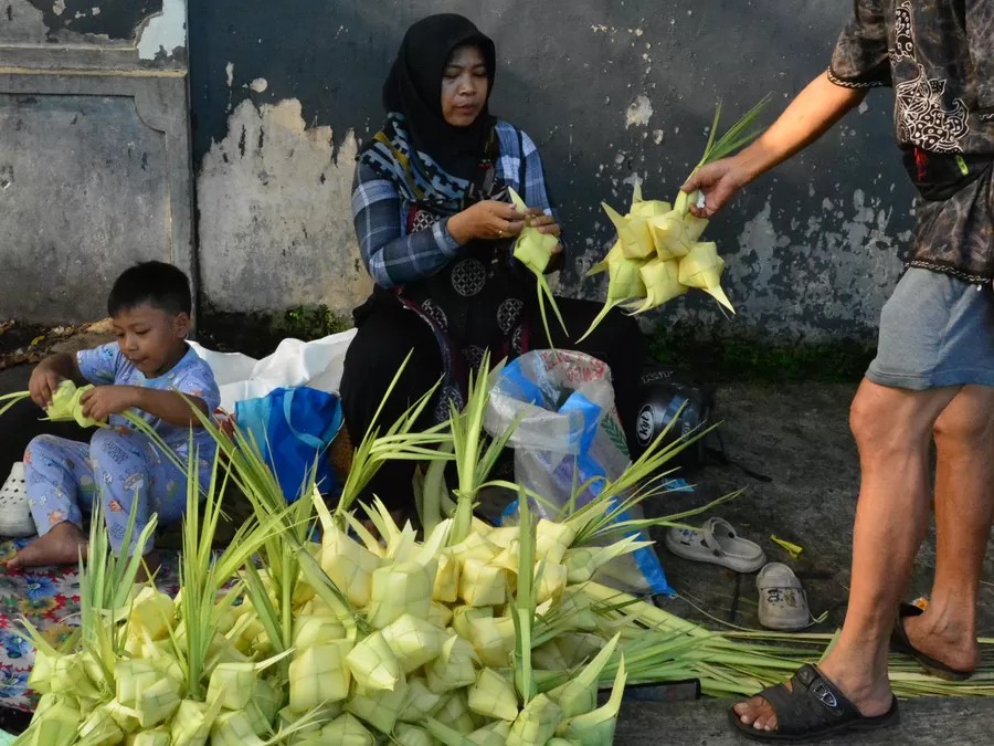 Enthusiastic shopper buys ketupat shells on Jalan Lampersari. (Suara Merdeka/Nugroho DS)