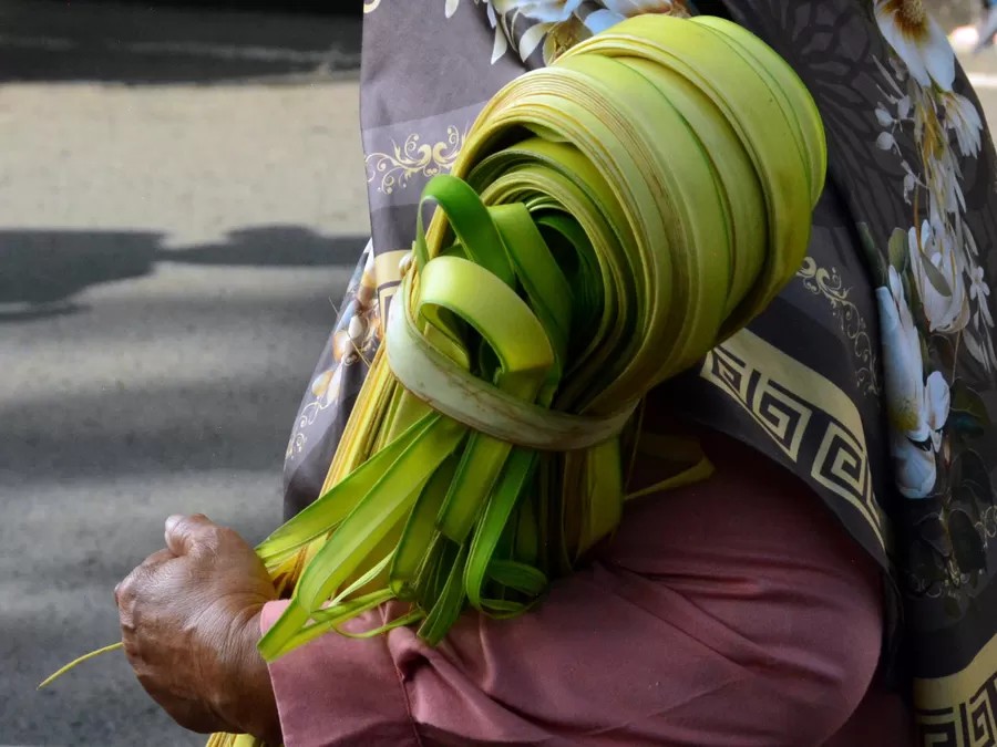 Some locals decide to buy their own young coconut leaves at the market. (Suara Merdeka/Nugroho DS)