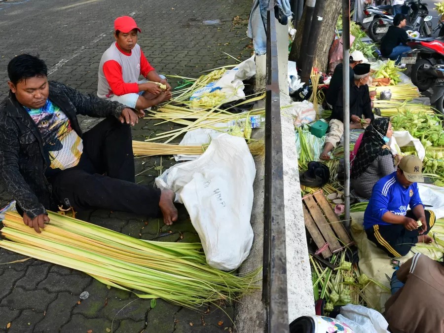 Stalls selling ketupat casings. (Suara Merdeka/Nugroho DS)