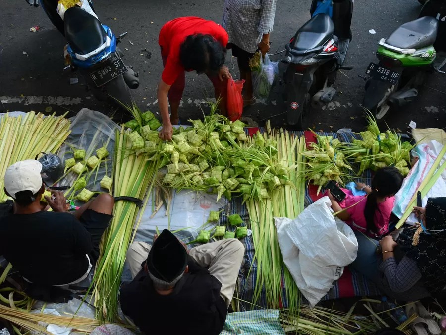 Stalls selling ketupat casings. (Suara Merdeka/Nugroho DS)