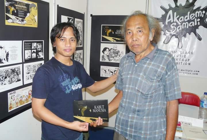 Kami dari Akademi Samali bertemu beliau di Pusat Kebudayaan Jawa Tengah Solo Oktober 2009